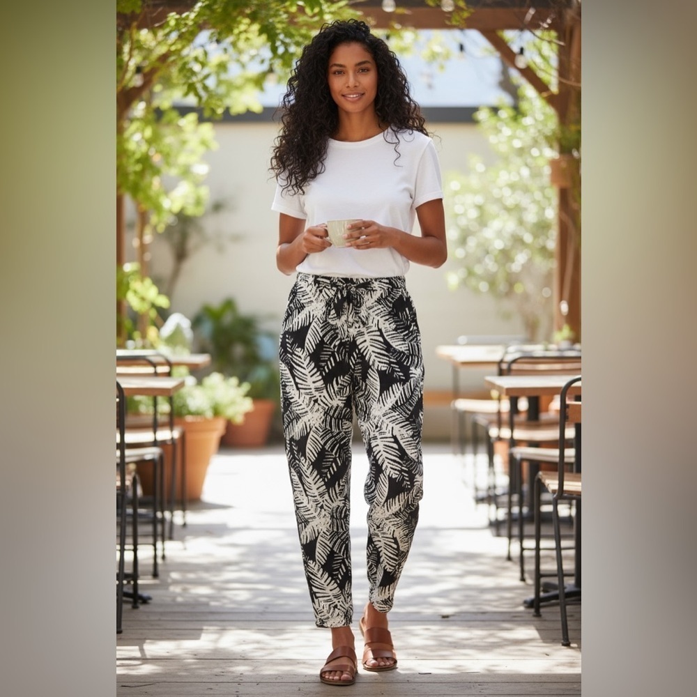 Artisan Ny Black and White Fern Print Pants. Size large.